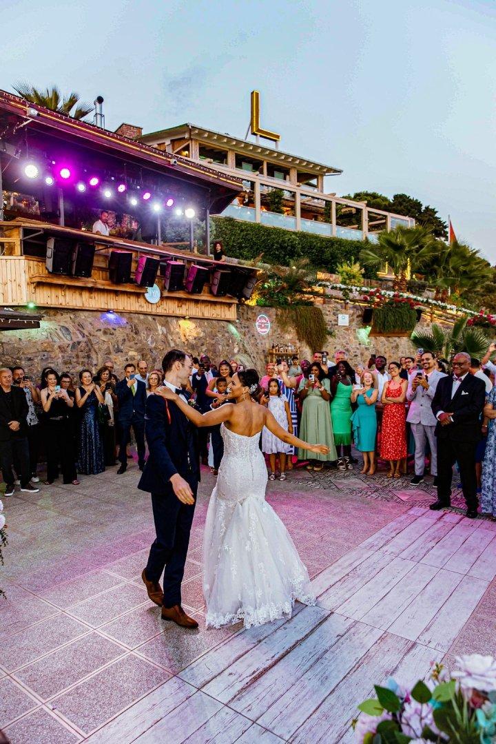 Liya All’da davetlilerin önünde dans eden gelin ve damat