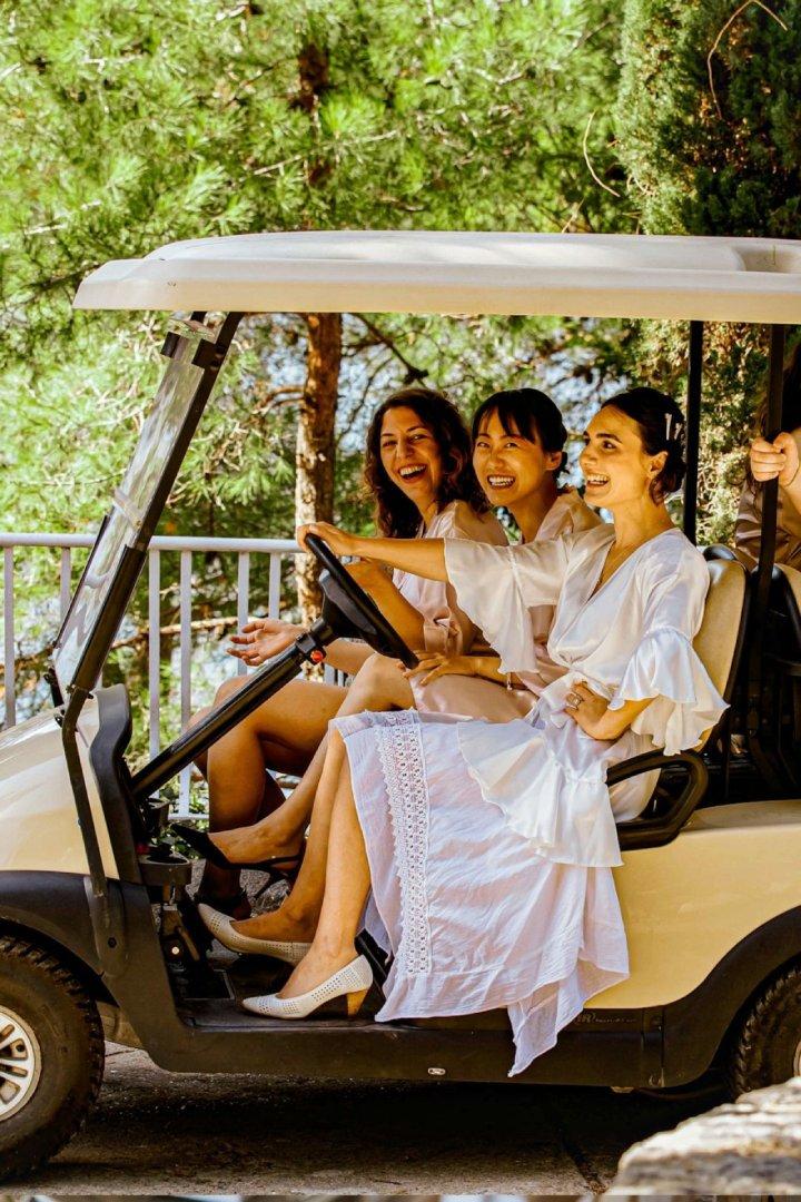 Gelin ve arkadaşları Liya All’ın ağaçlık yolunda golf arabasıyla ilerlerken