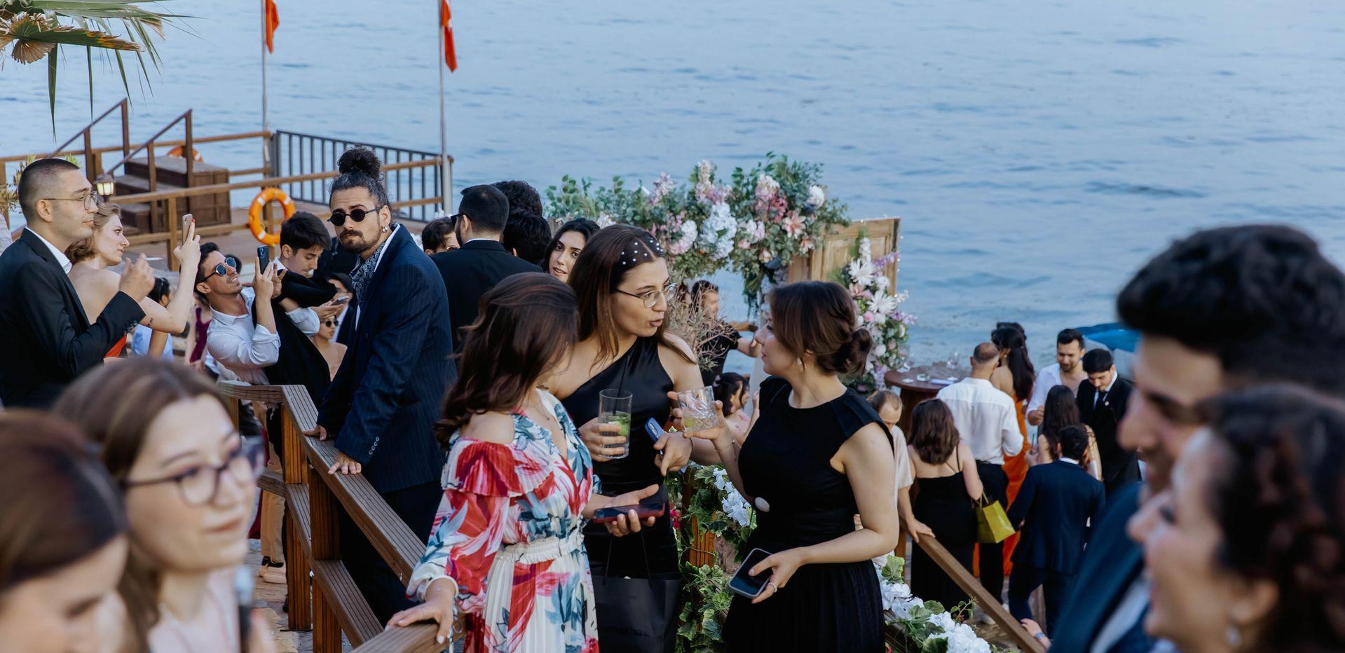 Deniz kenarındaki terasta mezuniyet kutlamasına katılan gençler