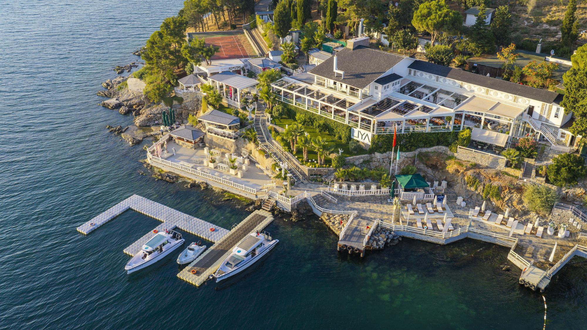 Sedef Adası kıyısındaki Liya All ve iskelelerinin havadan görünümü